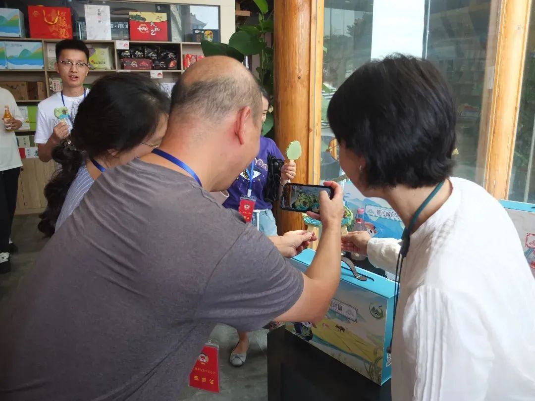 1726721725463237.jpg 市政協(xié)視察都投集團(tuán)都江堰青城山城市品牌店4.jpg